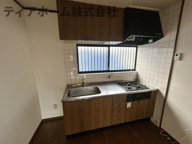 橿原市大軽町のアパートのキッチン|コンパクトなキッチンで掃除もラクラク