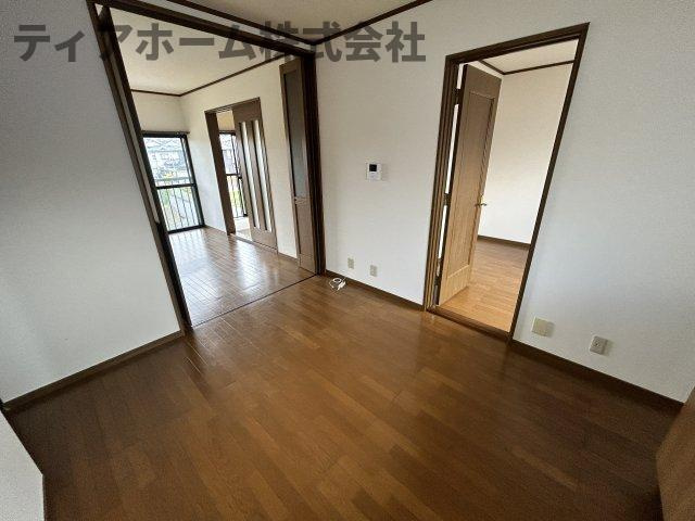 橿原市大軽町のアパートの居間・リビング|こちらの居間で趣味の時間をお楽しみください
