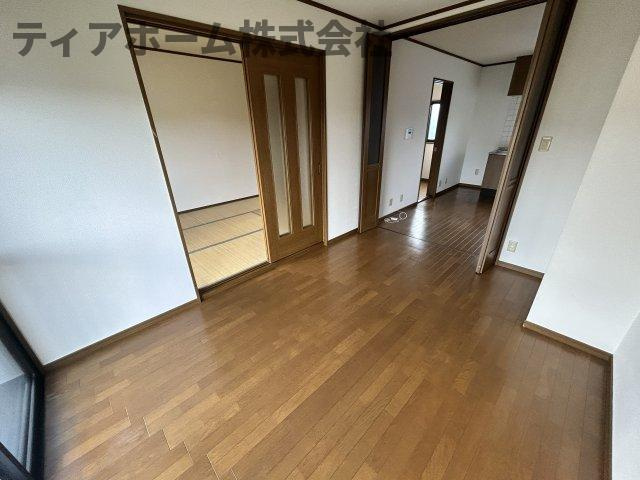 橿原市大軽町のアパートの居間・リビング|おしゃれな居間です