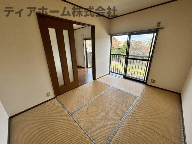 橿原市大軽町のアパートの和室|畳の上でゆっくりとくつろげる和室です