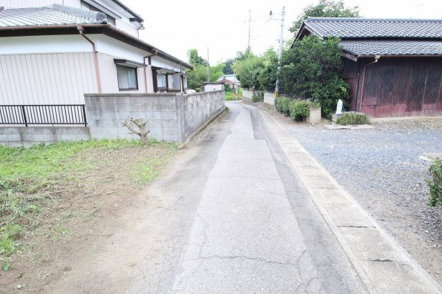 筑西市築地の前面道路含む現地写真|前面道路　北側道路を東より（2024年7月）