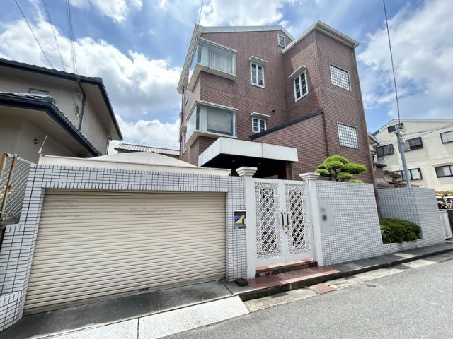 石津東町　中古一戸建ての外観|新しい生活にいかがでしょうか？外観はお住まいの顔になります。こだわりたいポイントですね。外壁塗装や屋根塗装のご相談も承っております。
■現地内覧・資金計画相談・住宅ローン相談もお問合せ受付中■