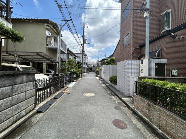 石津東町　中古一戸建ての前面道路含む現地写真|前面道路含む現地写真　幅員4.2ｍ
■物件内覧・資金計画相談・住宅ローン相談、リフォーム相談、お問合せ受付中■
※当日・翌日のご内覧、ご相談はお電話でのお問合せがスムーズです！