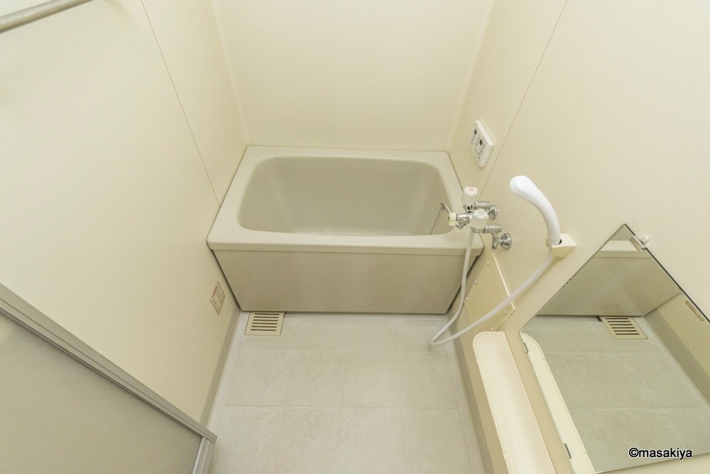 カーサ稲葉の浴室|お風呂　追い焚き付きです。
室内の写真は同じ建物内の別のお部屋の物です。