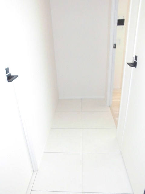 プライムメゾン本郷の玄関|※写真は同タイプの別室になります