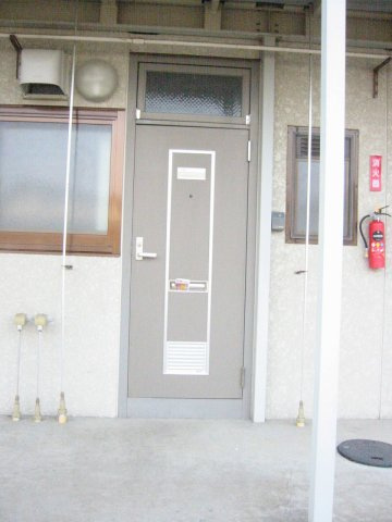 遠野市早瀬町３丁目のアパートのエントランス