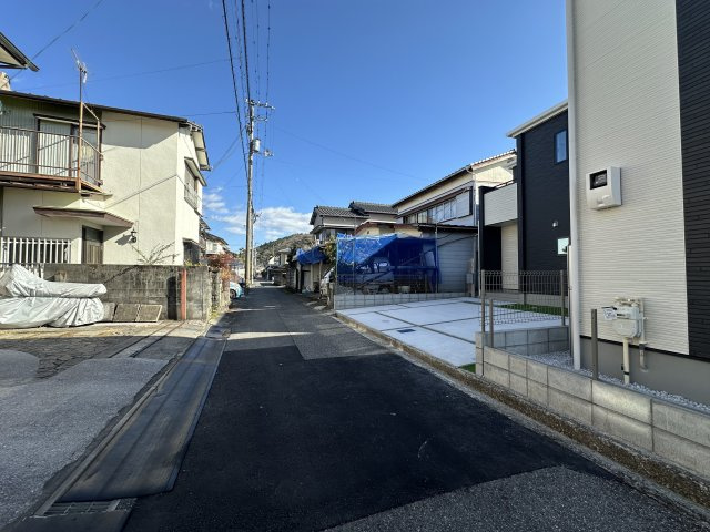 高知市介良乙７期２棟 2号棟の前面道路含む現地写真|前面道路