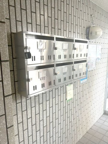 来原ビルのエントランス