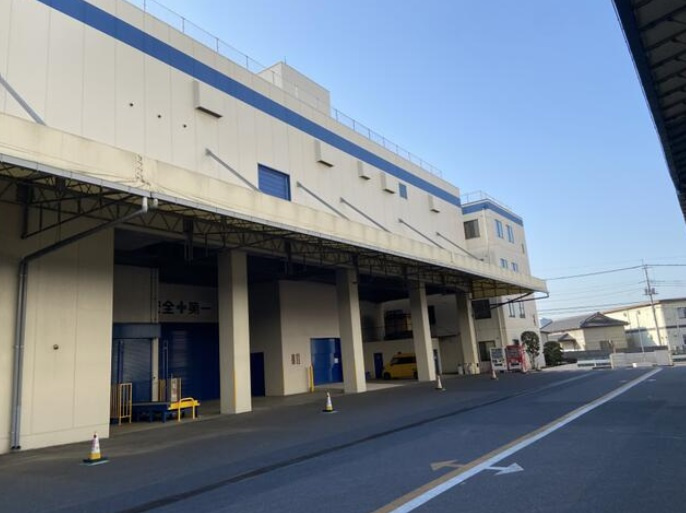 三郷市茂田井の倉庫の外観