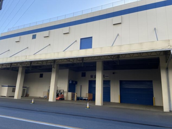 三郷市茂田井の倉庫の外観