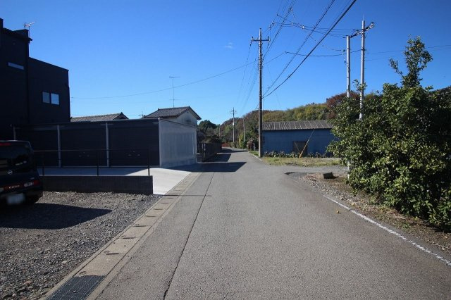 小山市三拝川岸の前面道路含む現地写真|北側前面道路を東から撮影