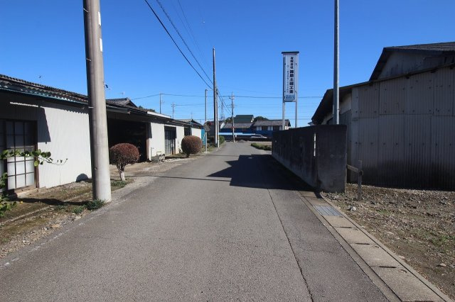 小山市三拝川岸の前面道路含む現地写真|北側前面道路を西から撮影