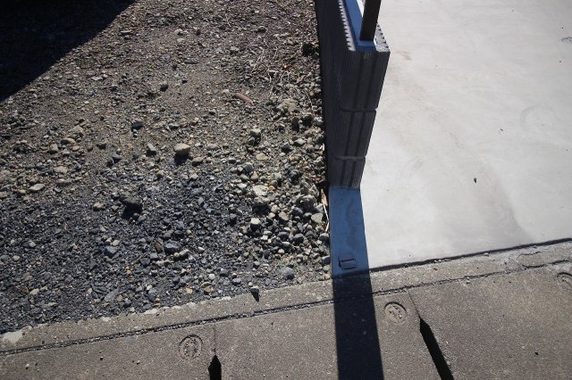 小山市三拝川岸の外観|西側隣地との境界