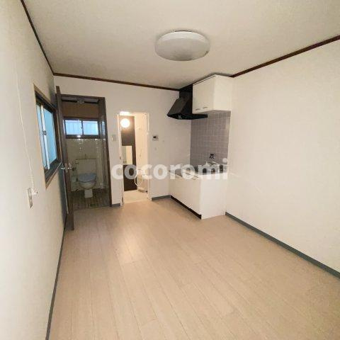 大久保町3丁目リノベ戸建の居間・リビング