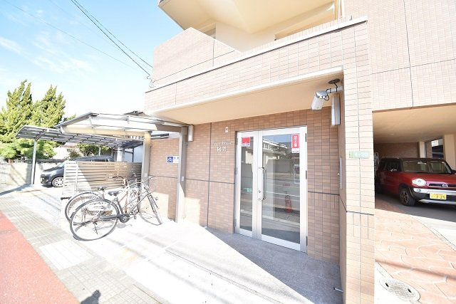 フロントハウス阿賀南のエントランス