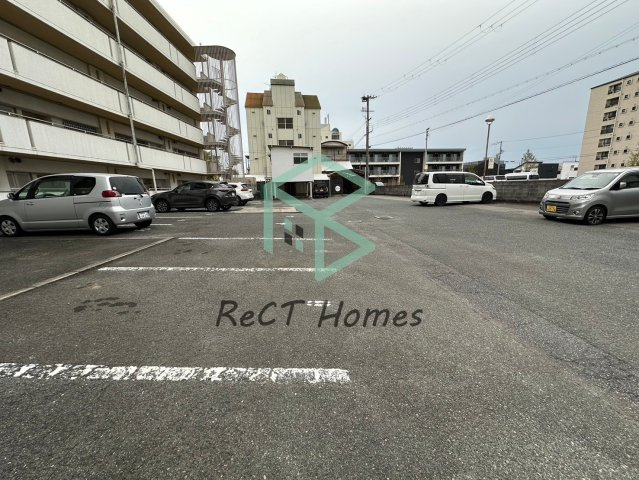 ヤナギマンションの駐車場