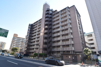 【外観】 | 青空によく映える建物です。手入れの行き届いた外壁やマンション正面エントランスなど、綺麗な姿をぜひ一度、現地にてご覧ください。～即日のご見学可能～　お問合せはお気軽にどうぞ。
