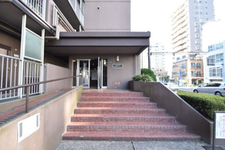 【エントランス】 | お客様を、そして住人を出迎えてくれるマンションのエントランス。ゴミが落ちていないことからも、管理状態の良さや住民の節度の高さが見て取れます。～即日のご見学可能～　お問合せはお気軽にどうぞ。
