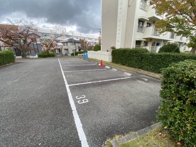 公団狭山住宅37号棟の駐車場