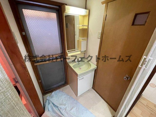 緑町戸建　賃貸の洗面所|脱衣スペースもあります