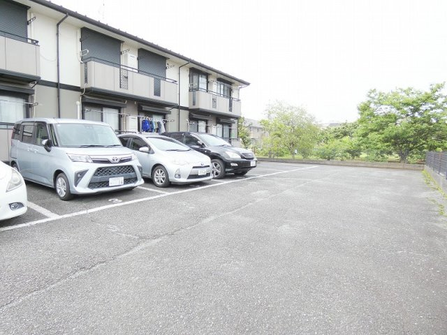 クレスト平山の駐車場
