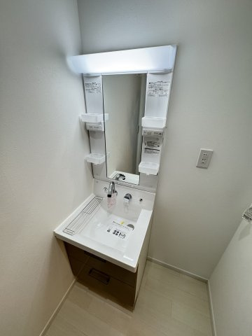 リベルタFussaの独立洗面台|写真は同建物の別部屋を参考に掲載しております。