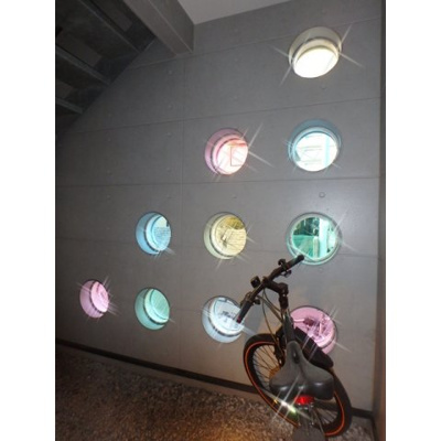 【外観】 | 階段下カラフルなステンド