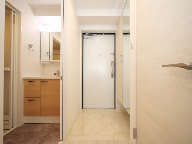 Alivis北梅田の玄関