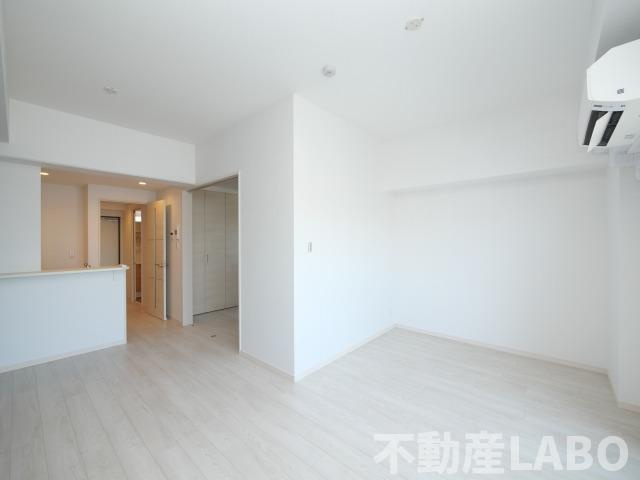 Alivis北梅田の居間・リビング