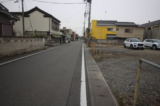小山市松沼の前面道路含む現地写真|東側公道を北から