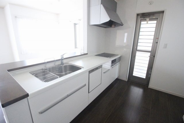 小山市粟宮1丁目のキッチン|食洗器付きのシステムキッチン！IHなのも嬉しいですね