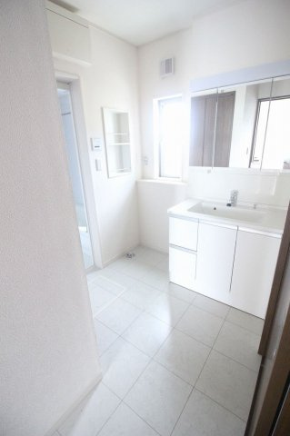 小山市粟宮1丁目のランドリースペース|清潔感のあるランドリスペースです