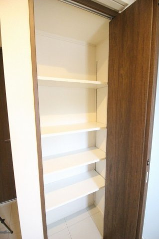 小山市粟宮1丁目の収納|洗面所にも収納がありとても便利です
