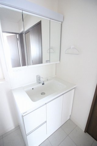 小山市粟宮1丁目の独立洗面台|お掃除のしやすい洗面化粧台です