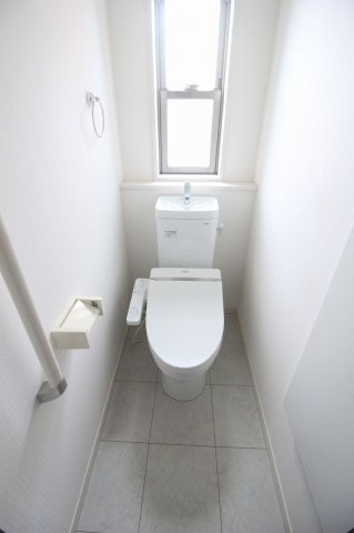 小山市粟宮1丁目のトイレ|1階トイレ、手すり付きで安心です