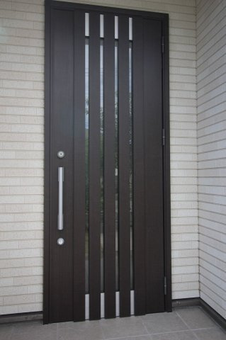 小山市粟宮1丁目の玄関|玄関ドアは安心のダブルロックドアです！
