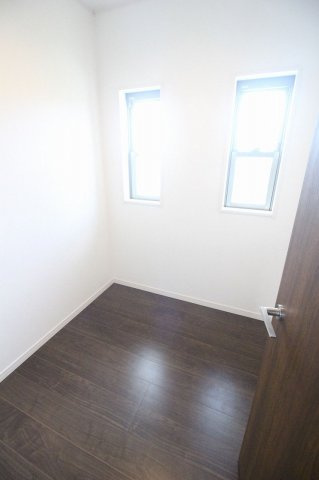 小山市粟宮1丁目の収納|2帖の納戸は使い道色々！テレワークルームにも！