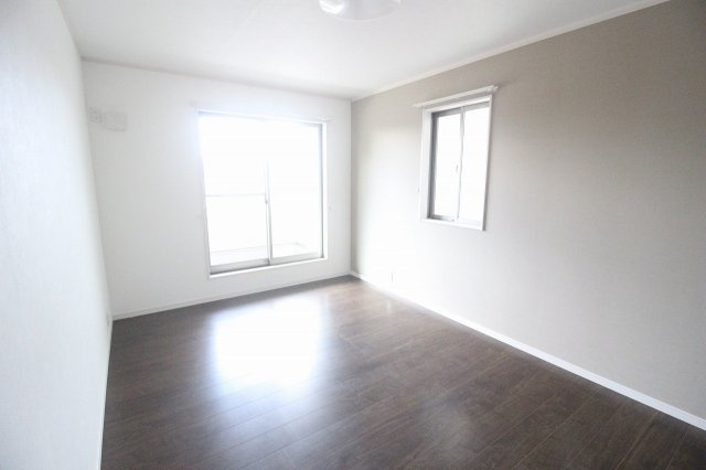 小山市粟宮1丁目の寝室|2階南西側洋室、主寝室向きのお部屋です