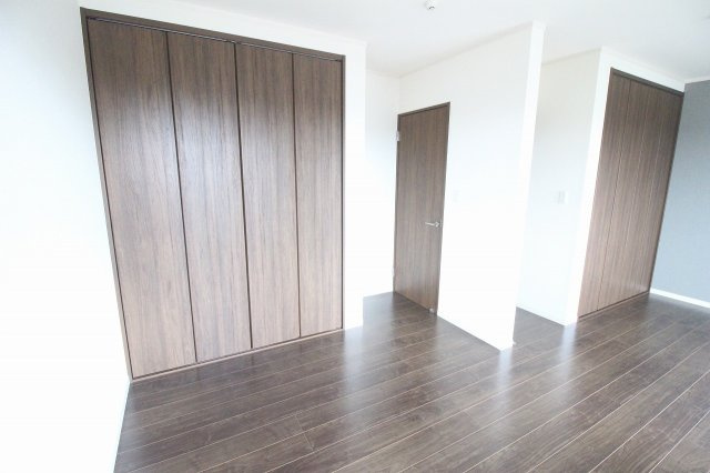 小山市粟宮1丁目の洋室|間仕切り前で約10.7帖のお部屋になります