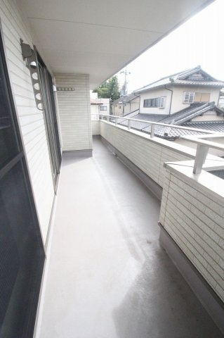 小山市粟宮1丁目のバルコニー|３部屋繋ぐ広々バルコニー！