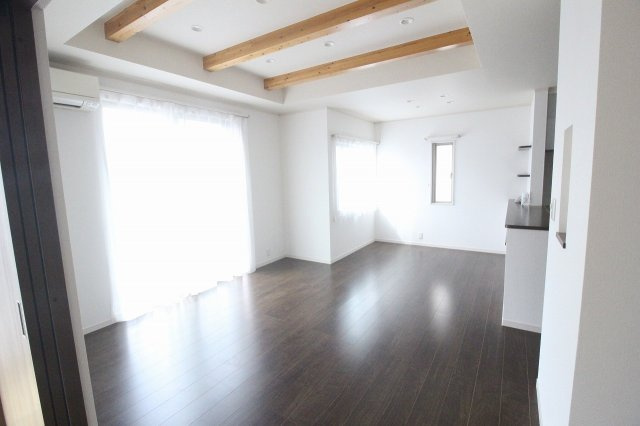 小山市粟宮1丁目の居間・リビング|天井の梁が素敵なリビングです