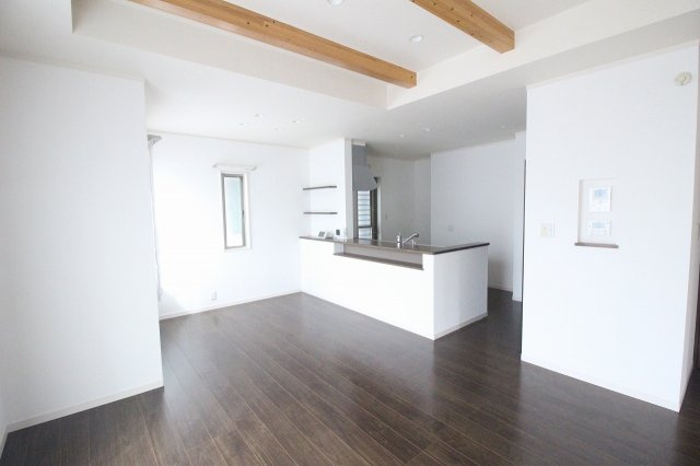 小山市粟宮1丁目の居間・リビング|LDKは広々16.5帖あります