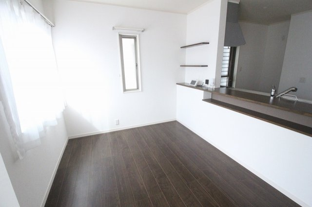 小山市粟宮1丁目のダイニング|ダイニングスペースです、小物を置ける棚もあります