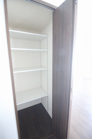 小山市粟宮1丁目のキッチン|キッチン横にある収納です、食品庫として活躍しますよ