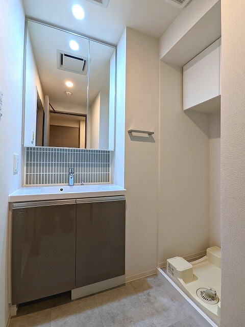 ミリアレジデンス浅草橋Ⅱの洗面所|独立洗面台です、左下にヘルスメーターストックあります