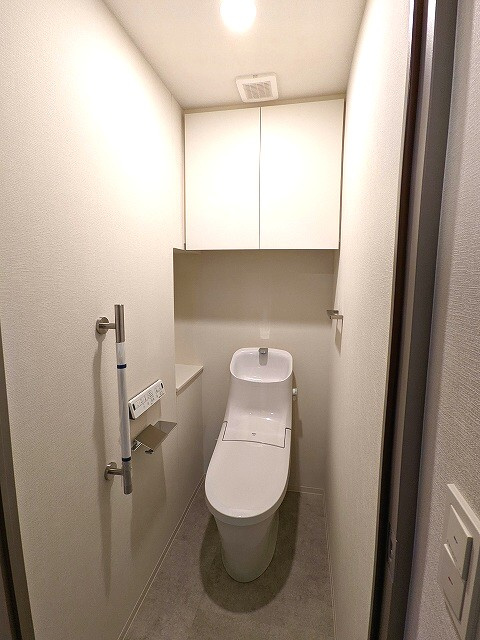 ミリアレジデンス浅草橋Ⅱのトイレ|温水洗浄便座です、スマホホルダー付きです