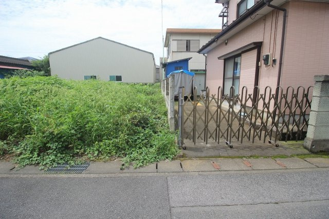 小山市犬塚3丁目の外観|北西側との境界部分（2024年7月撮影）