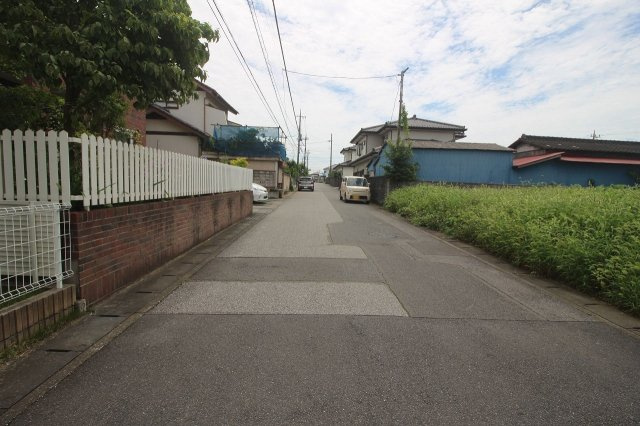 小山市犬塚3丁目の前面道路含む現地写真|北東側道路（2024年7月撮影）