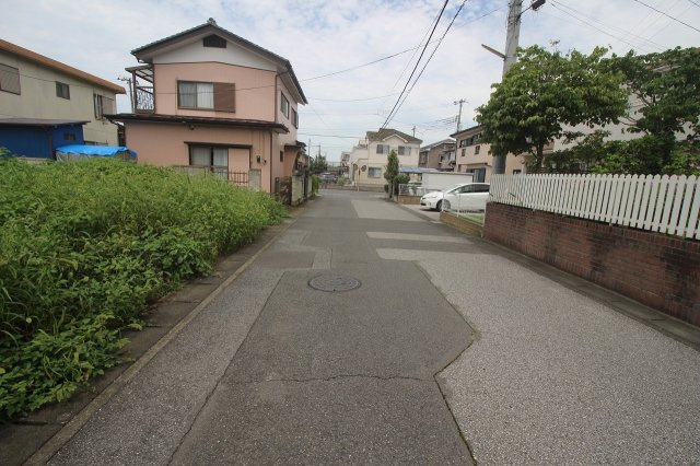 小山市犬塚3丁目の前面道路含む現地写真|北東側道路（2024年7月撮影）