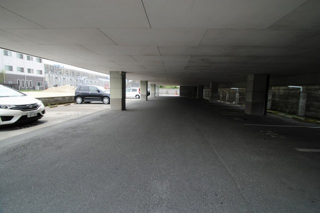 アドバンス弐番館の駐車場